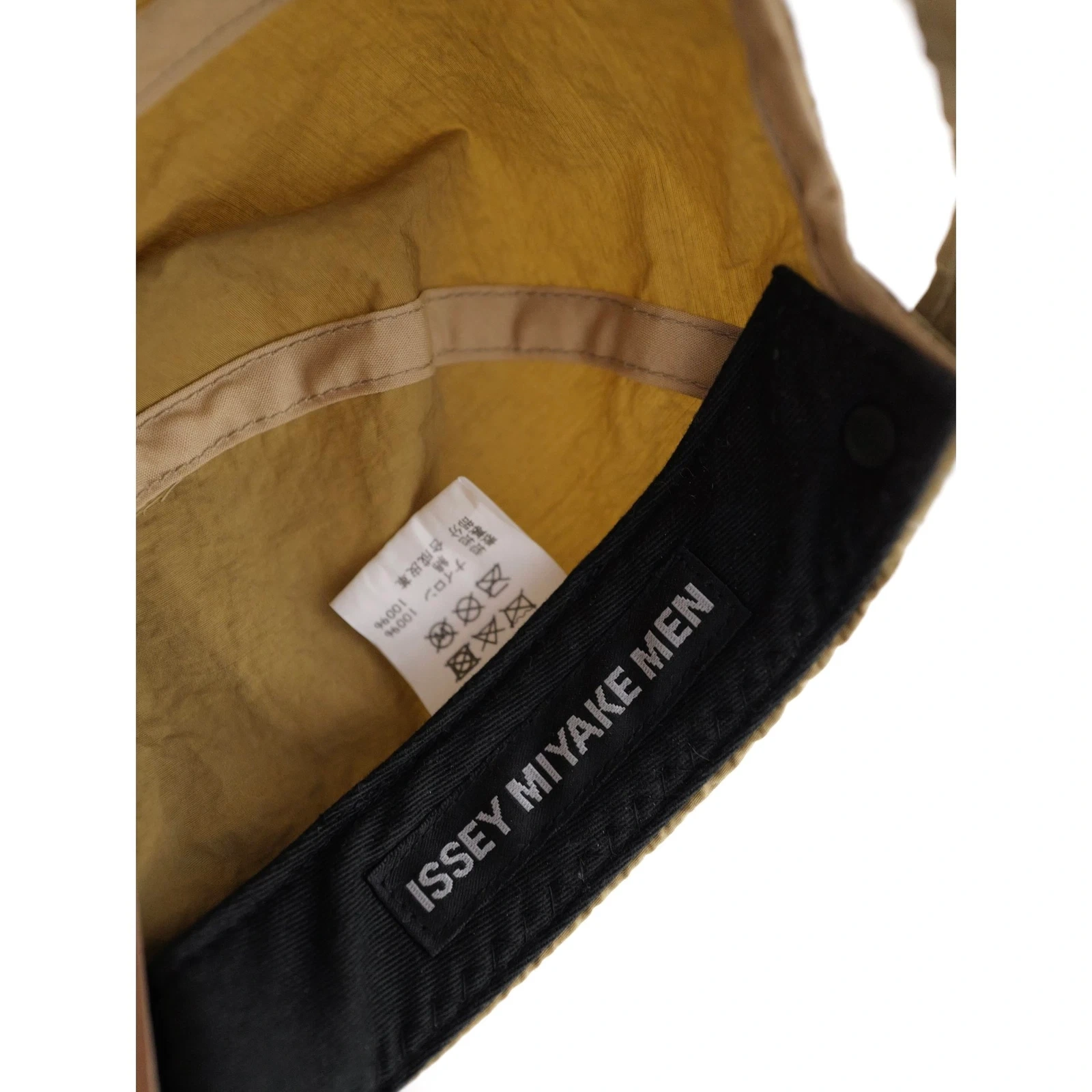 ISSEY MIYAKE Chapeau / bonnet Camel vintage, passéist — photo 7
